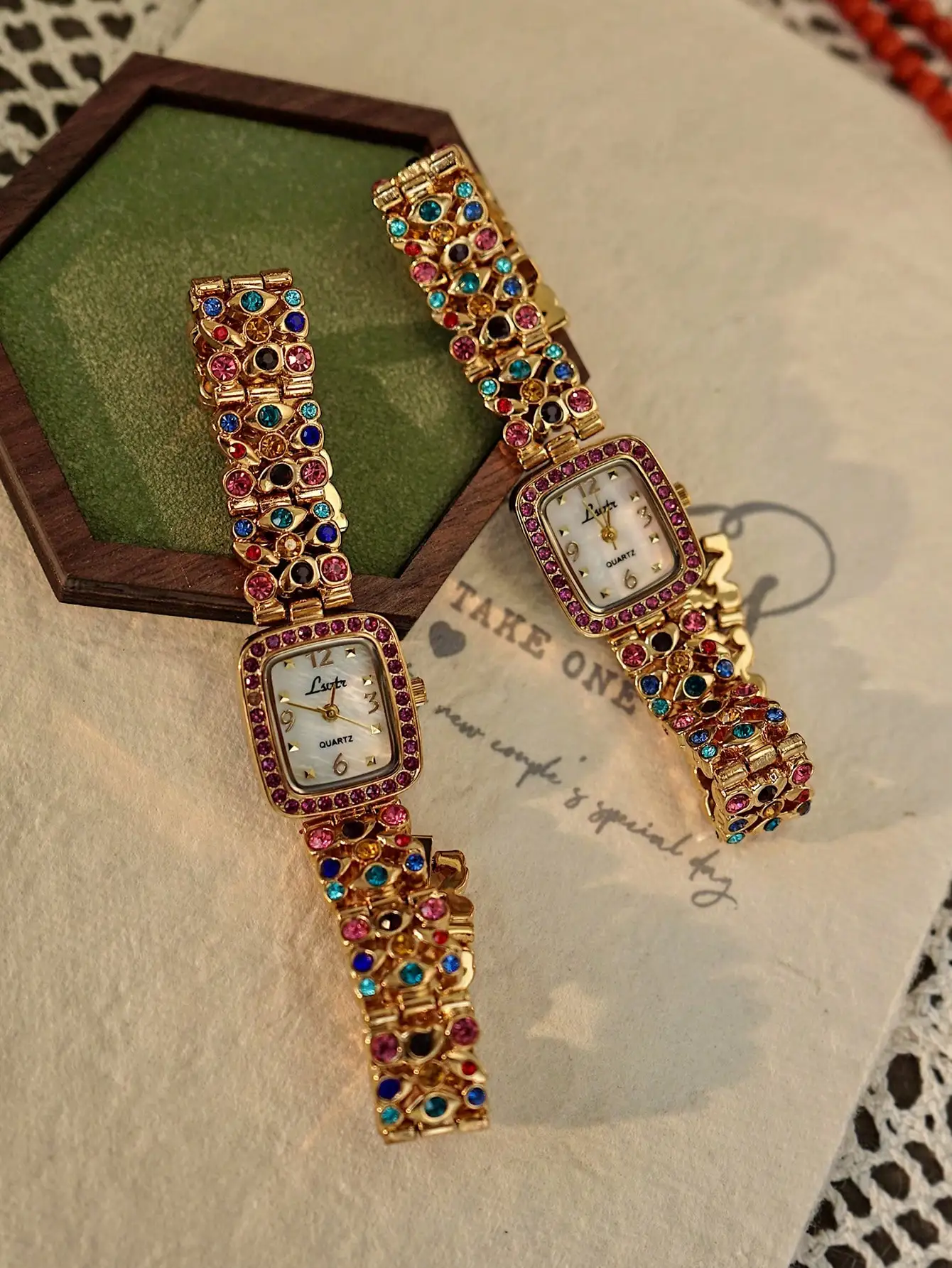 

Элегантные квадратные кварцевые часы с цветным ремешком из страз и перламутровым циферблатом