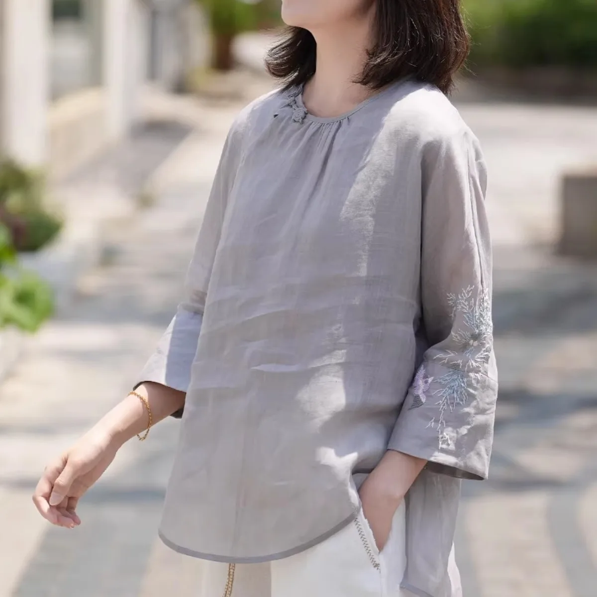 

Женская хлопково-льняная футболка большого размера, летняя новинка, с защитой от УФ-излучения, вышивкой, базовая, омолаживающая, скрывающая недостатки фигуры, весенняя