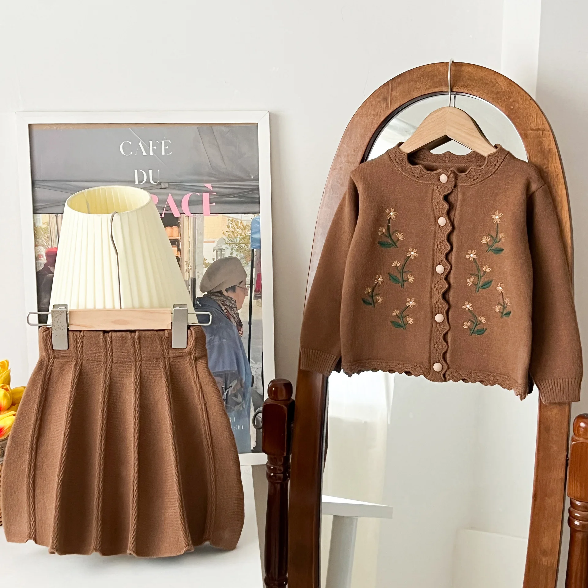 Dziecięcy zestaw swetrowy na jesień i zimę dla dziewczynek, koreańska wersja, nowy haftowany sweter z dzianiny + plisowana spódnica, dwuczęściowy zestaw.