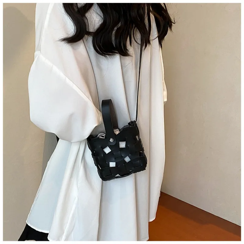 حقيبة مجوفة منسوجة يدويًا للسيدات لصيف 2025 بتصميم متخصص جديد نظام موري مائة مع حقائب دلو يدوية من الجلد الناعم #2