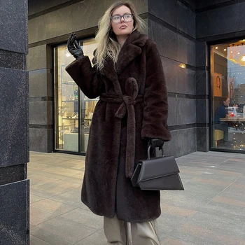 מעיל מקסי מפואר וינטאג' בצבע חום עם חגורה, אישה מדהימה, פארק...