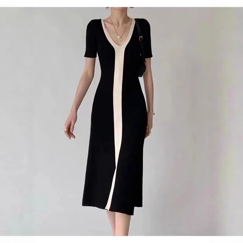 

2026 New Summer Color Contrast Design V Collared Knitted Dress,, Elegant, Suitable Commuting, Mid-Length Dress