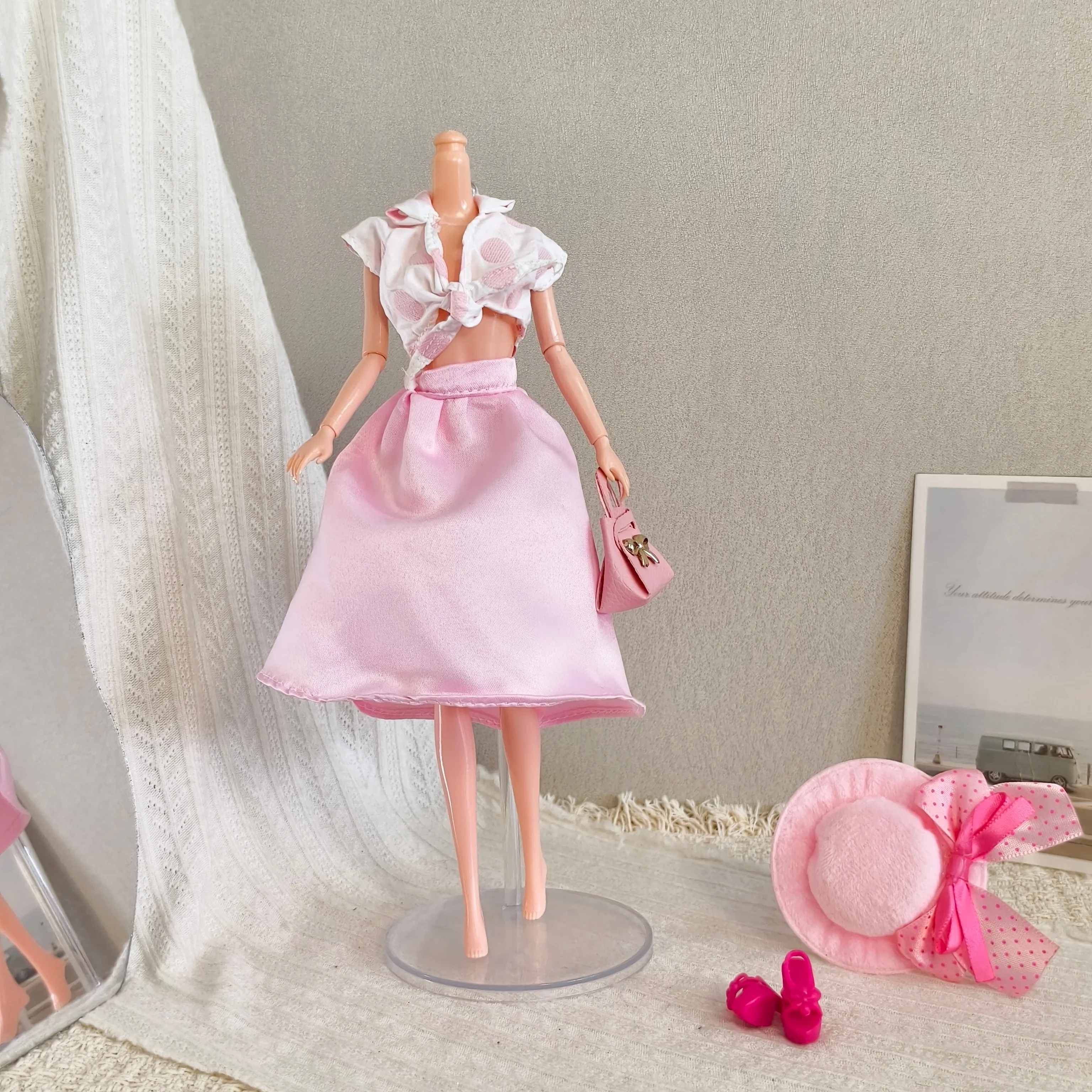 약 30cm/11.5인치 크기의 소녀 인형에 적합한 이 봄철 물방울 무늬 셔츠와 우산 스커트 세트는 여성스러운 매력을 발산합니다. 썸네일 3