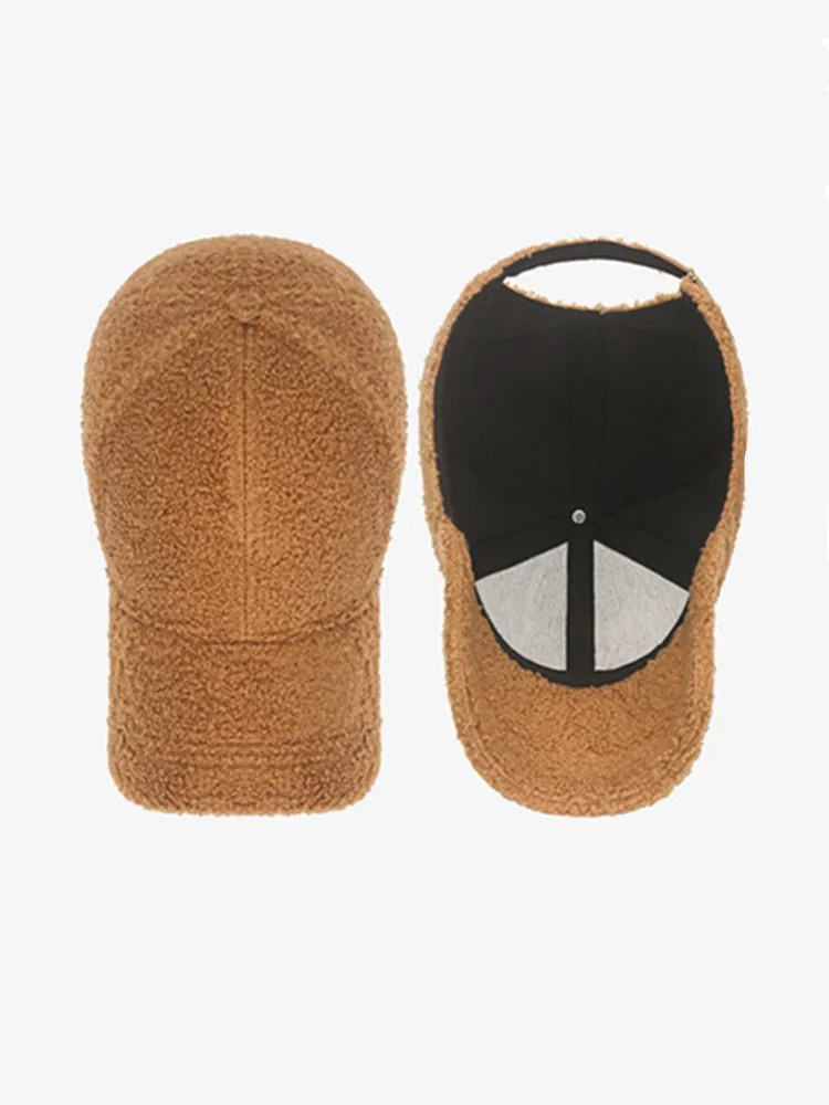 Einfarbige, schlichte Baseballkappe aus Winterlammwolle – warmes Teddy-Fleece, schmeichelhafte, strukturierte Krone – Detail 5