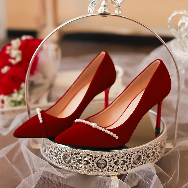 Scarpe da sposa rosse vino nuovo stile cinese panno scamosciato cinturino di perle decorazione Stiletto sottile tacco alto pompe Retro scarpe singole