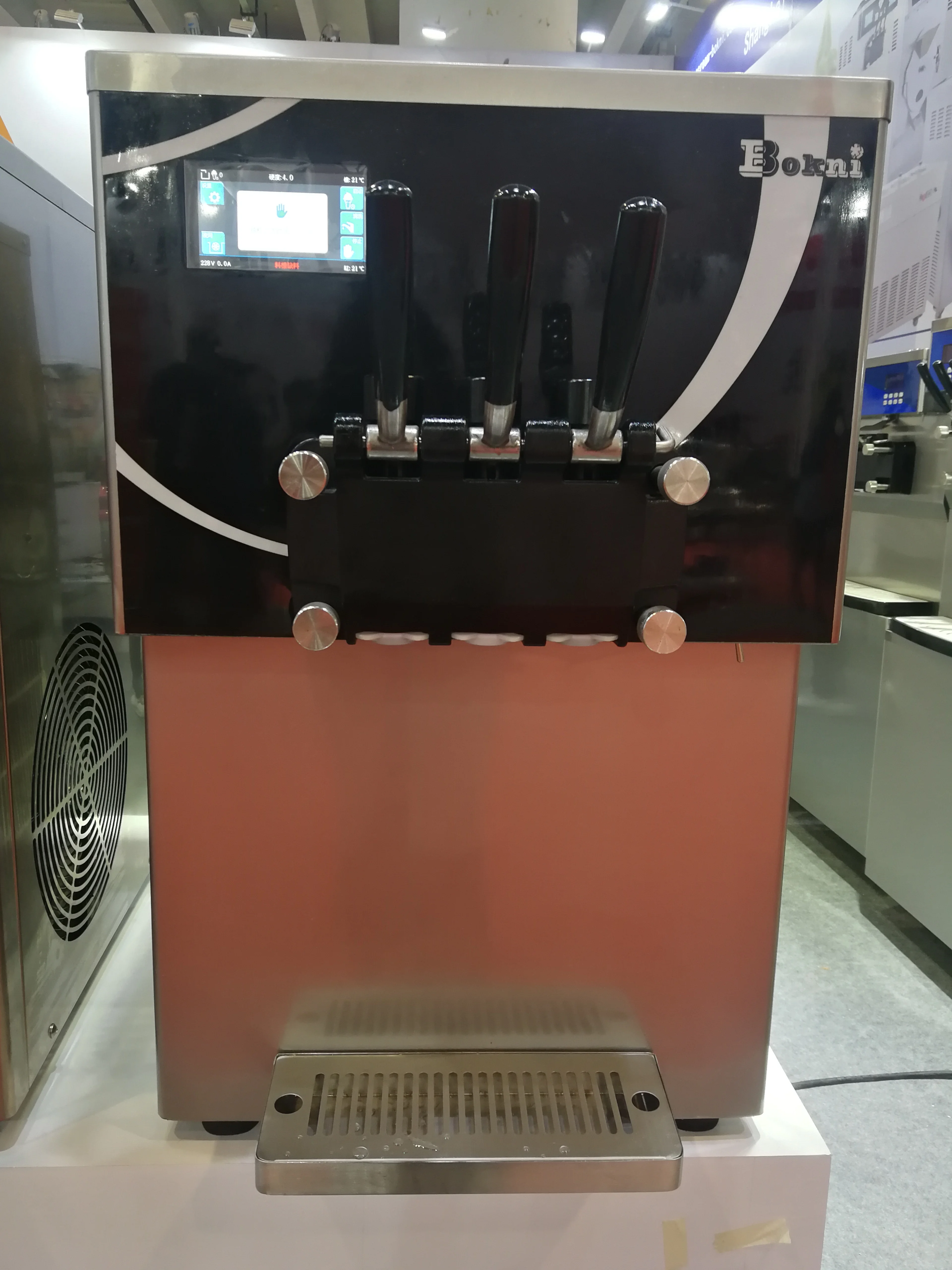 Machine à crème glacée molle commerciale Machine à crème glacée Momoyo Machine à crème glacée molle Machines à collation