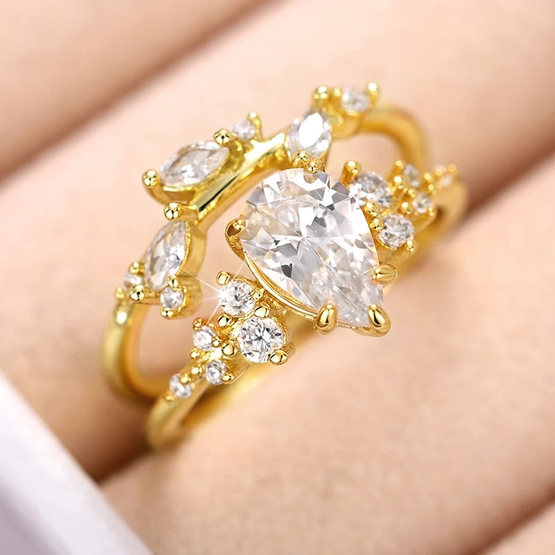 Huitan Birne Zirkonia 2 Stück Set Ringe für Frauen Gold Farbe ästhetische Braut Eheringe Party Temperament weiblichen Schmuck