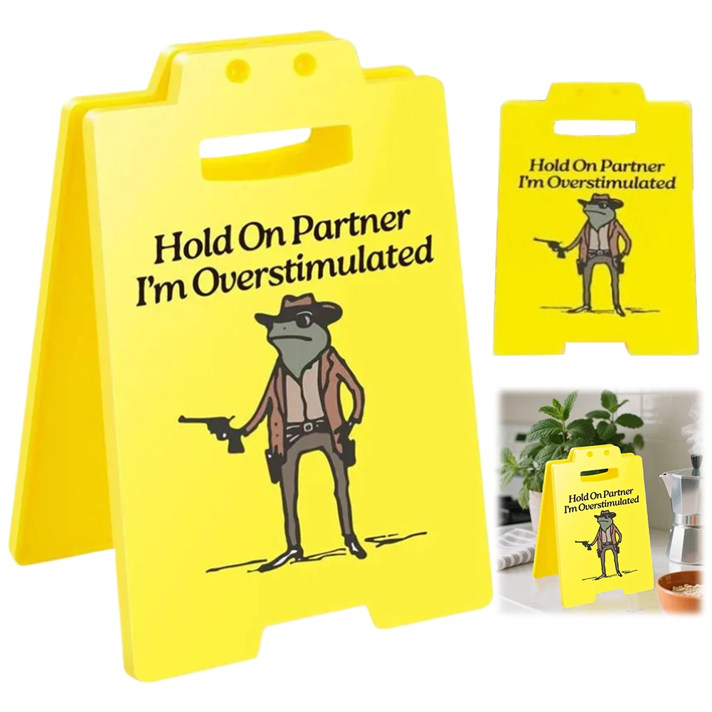 Hold On Partner I'm Overstimulated 面白いデスクサイン デスク装飾 オフィスデスクサイン オフィス装飾 オフィス用