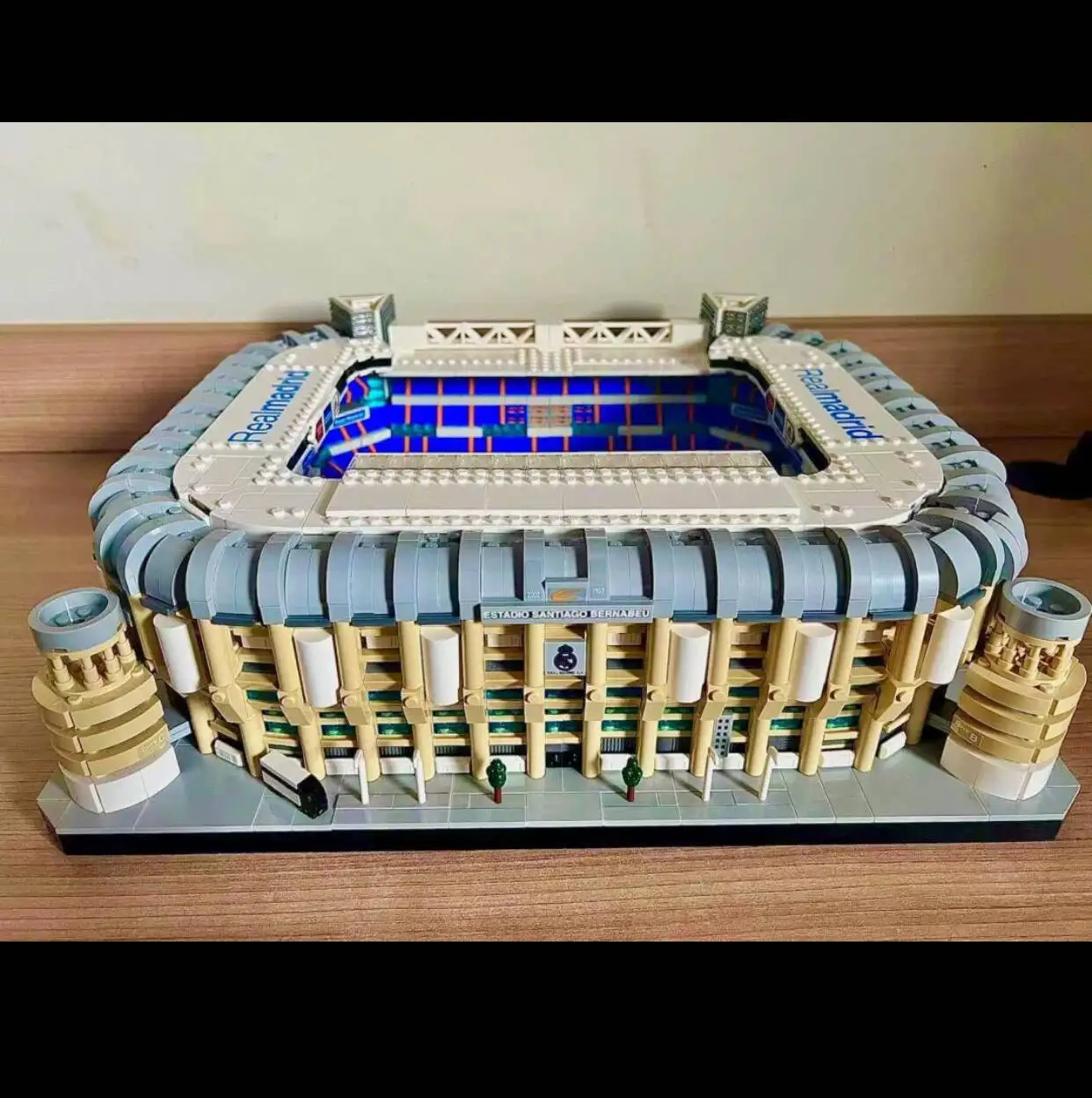 

Модульные строительные блоки MOC для детей, совместимые с известными стадионами Сантьяго и Реал Мадрид 10299, развивающие игрушки в наличии