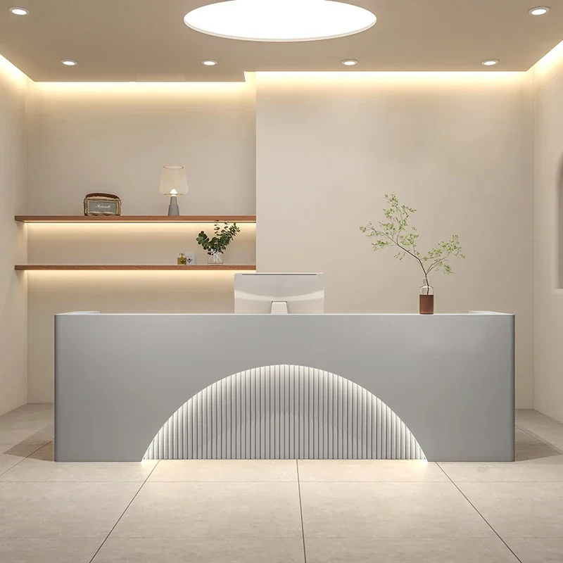 Mostrador de recepción de madera blanco moderno de lujo para salón de belleza de tamaño personalizable con luz LED