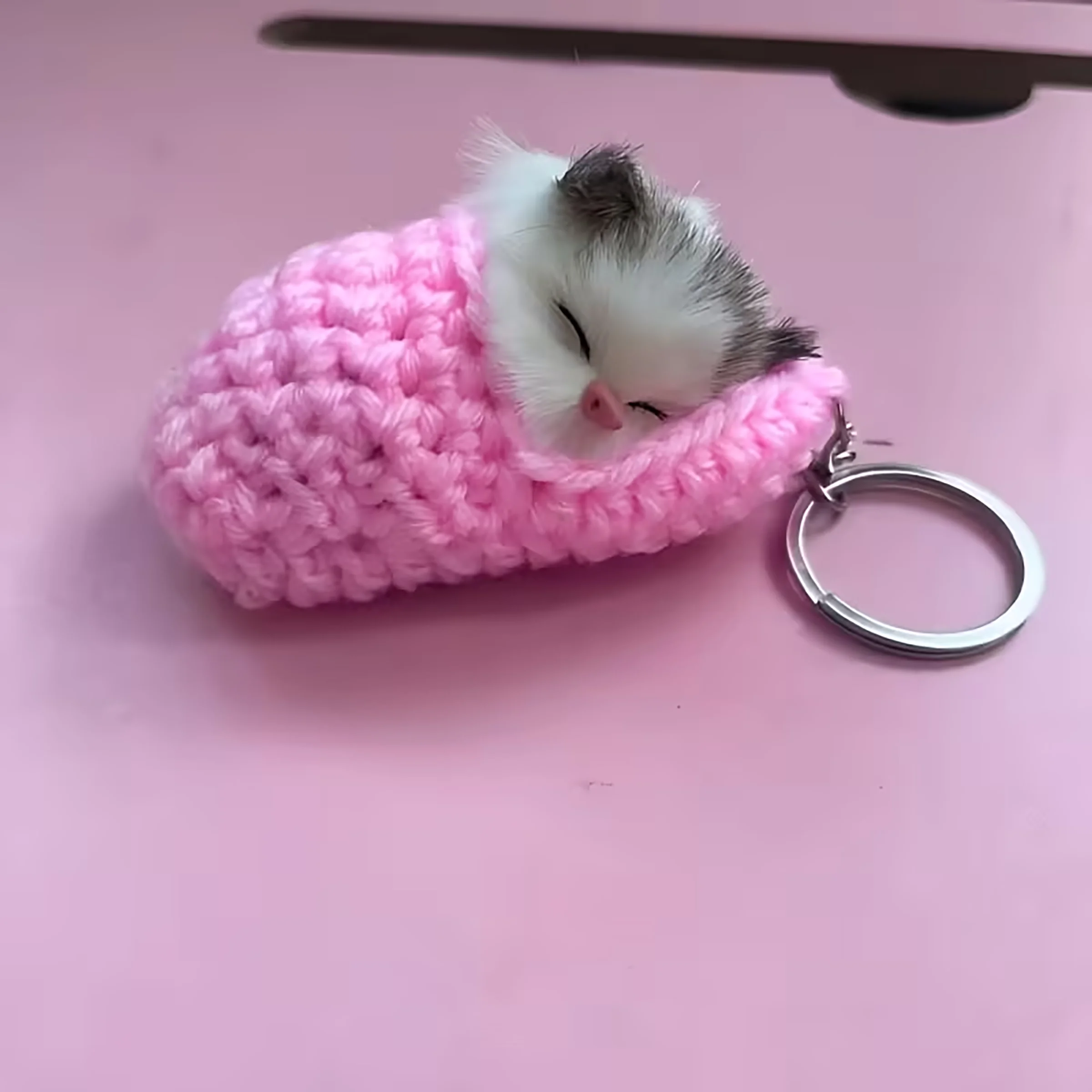[Ideal Gift] 1 Cute Slippers Sleeping Cat Plush Keychain - Capable of Emitting Sound, Soft Plush Keychain Decoration Suitable
