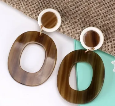 أقراط جديدة بنية شبه شفافة غير منتظمة