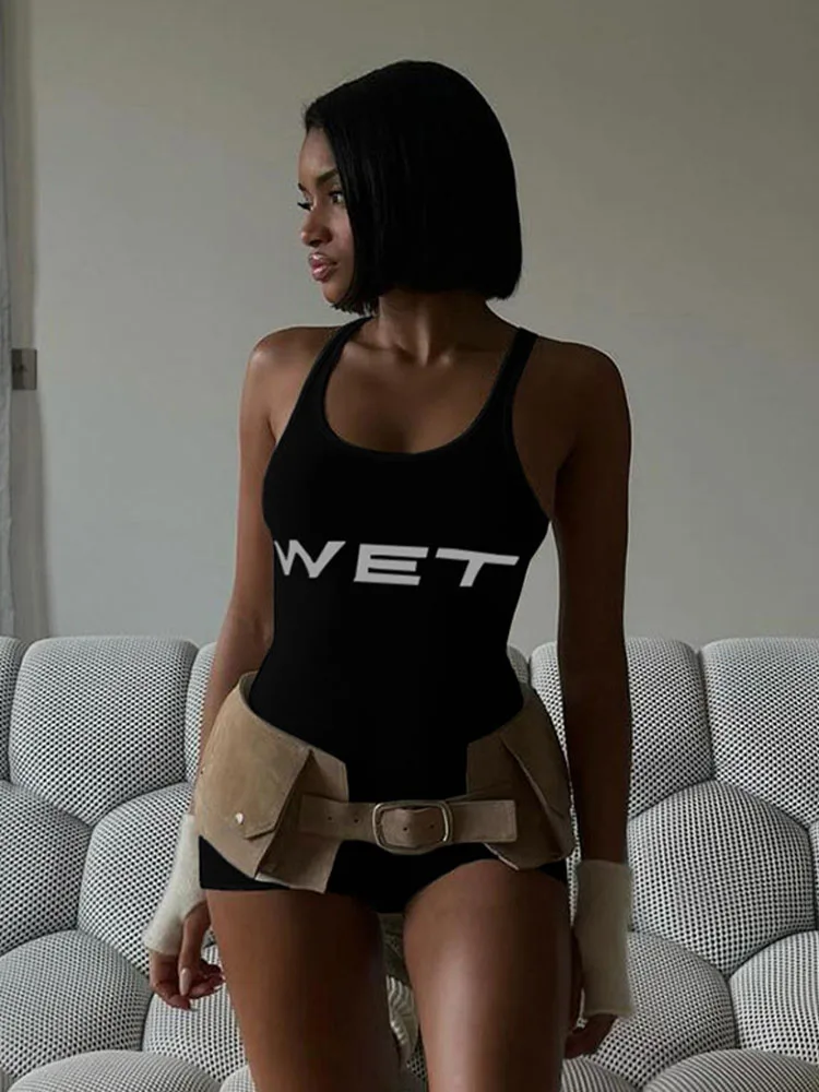 رومبير رياضي مثير للسيدات لصيف 2025 أبيض بدون أكمام Playsuit مطبوع عليه حروف تصميم نحيف مناسب للخلف