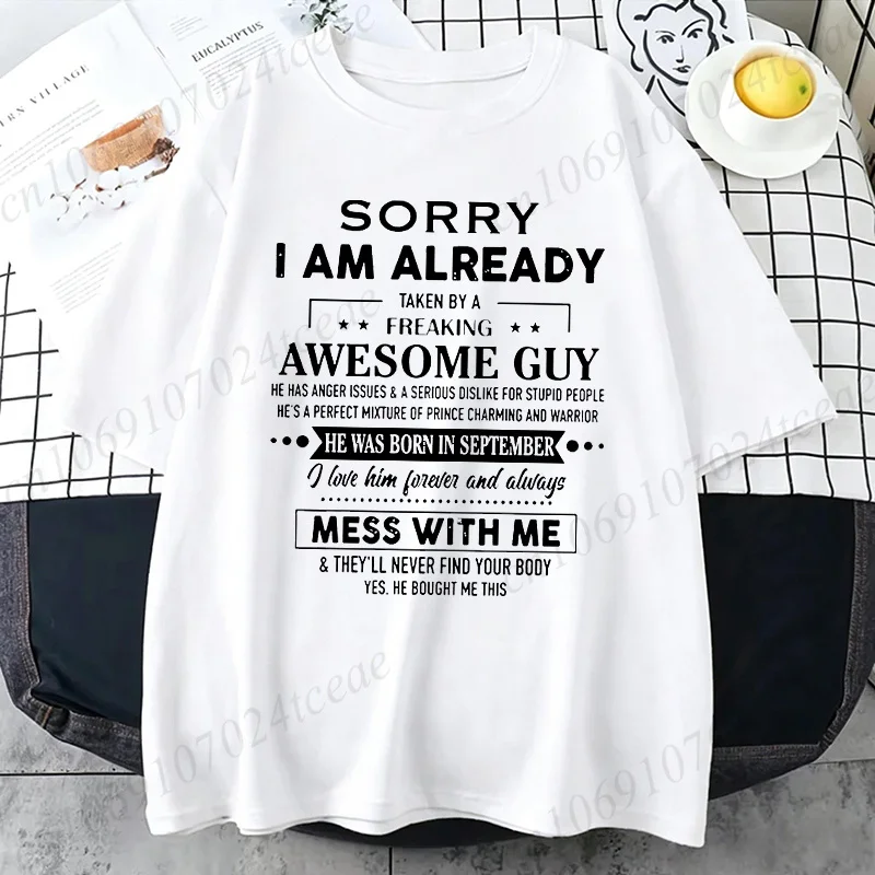 Tut mir leid, ich bin bereits verheiratet mit einem verdammt tollen Kerl. T-Shirt für Paare, modisches, lustiges T-Shirt für Ehemann und Ehefrau – Detail 5