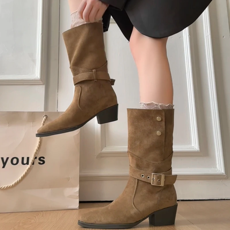 

Винтажные женские ковбойские сапоги в стиле вестерн на толстом каблуке, дизайнерская обувь с острым носком, осенне-зимние женские ботильоны до середины икры с пряжкой на ремне