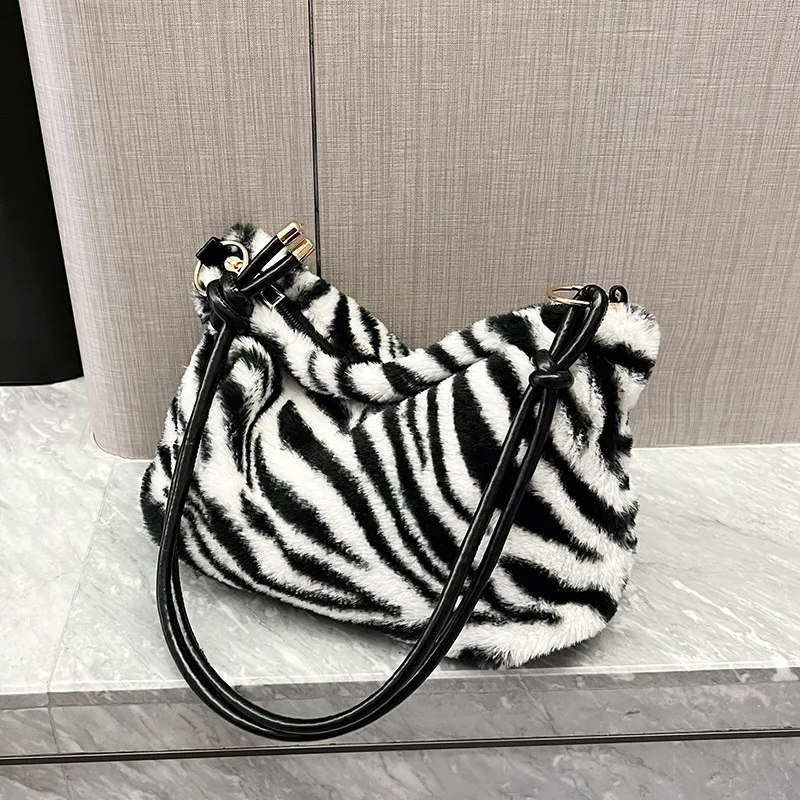 2023 New Plush Ladies Commute Bags Bag Plush Animal Print Faux Fur Shopper Purse Female Handbag Winter Warm Fluffy Bucket Bags