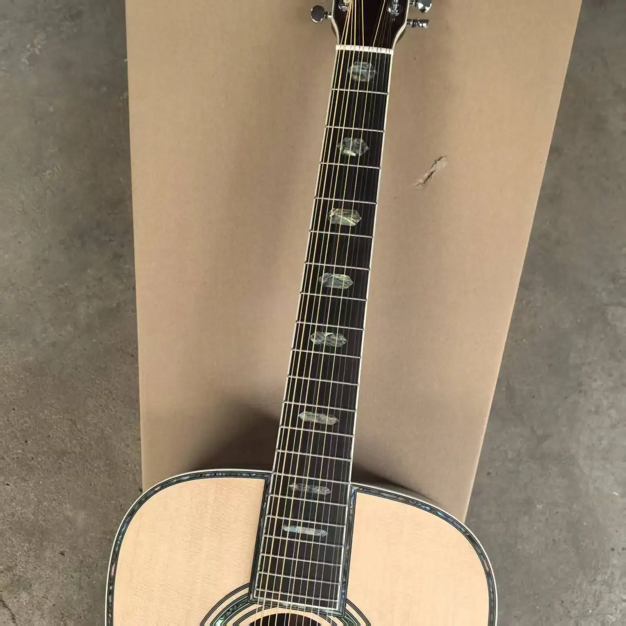 

41-дюймовая серия D45, цвет натурального дерева/верхняя дека из ели/накладка из палисандра/12-струнная высококачественная акустическая гитара из цельного дерева