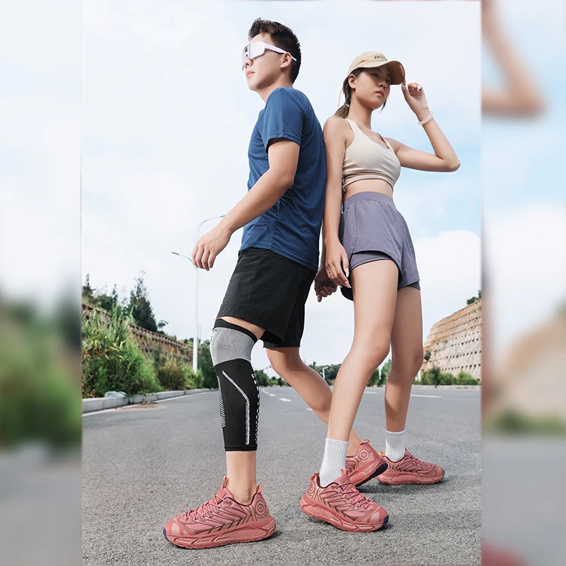 

Пара уличных повседневных кроссовок для бега, износостойкие и универсальные