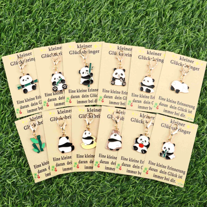 12-teiliges Schlüsselanhänger-Set mit niedlichen Panda-Tieren, inklusive einer kleinen Glücksbringerkarte. Ideal als Geschenk. Universelle Feiertagsgeschenke A.