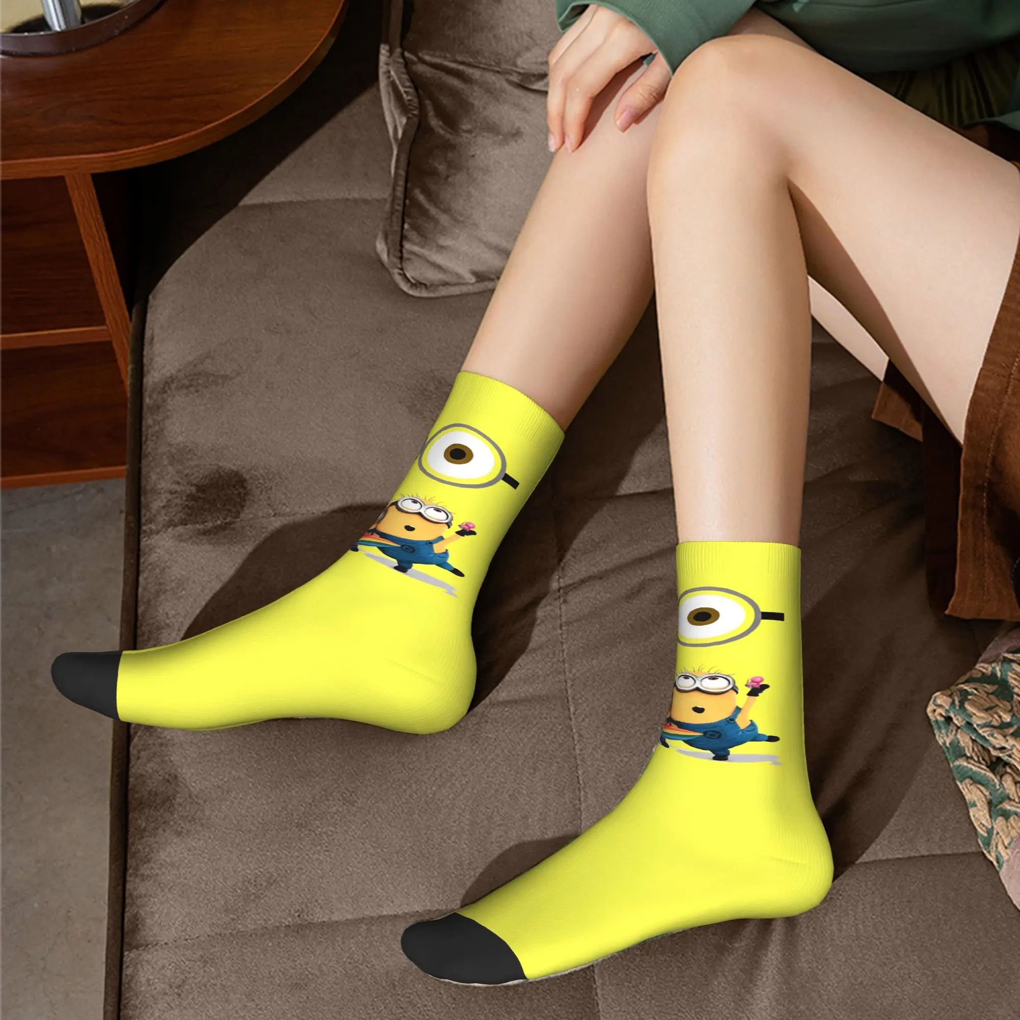 جوارب كرة القدم M-Minions بتصميم مجنون، جوارب طويلة من البوليستر الكرتوني الكوميدي للنساء والرجال ماصة للعرق،