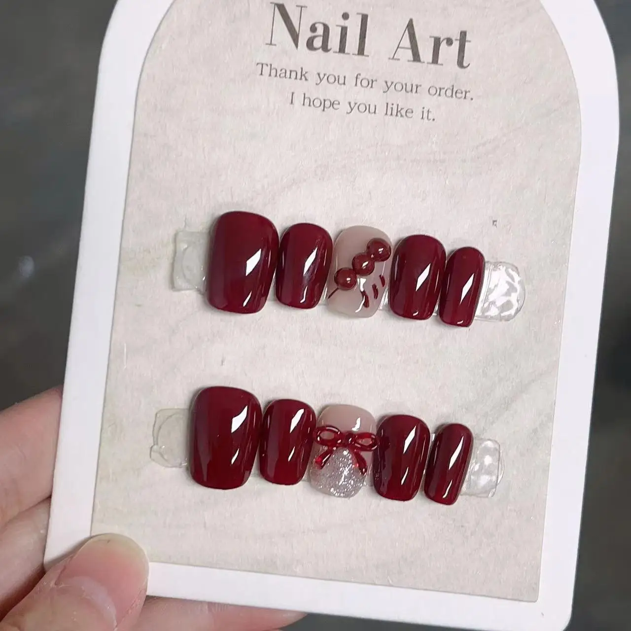 10 szt. Słodkie, urocze, w kolorze wina czerwonego, krótkie, kwadratowe sztuczne paznokcie, błyszczące, z kokardką, sercem, ręcznie malowane, francuski manicure baletowy, akrylowe paznokcie do noszenia.