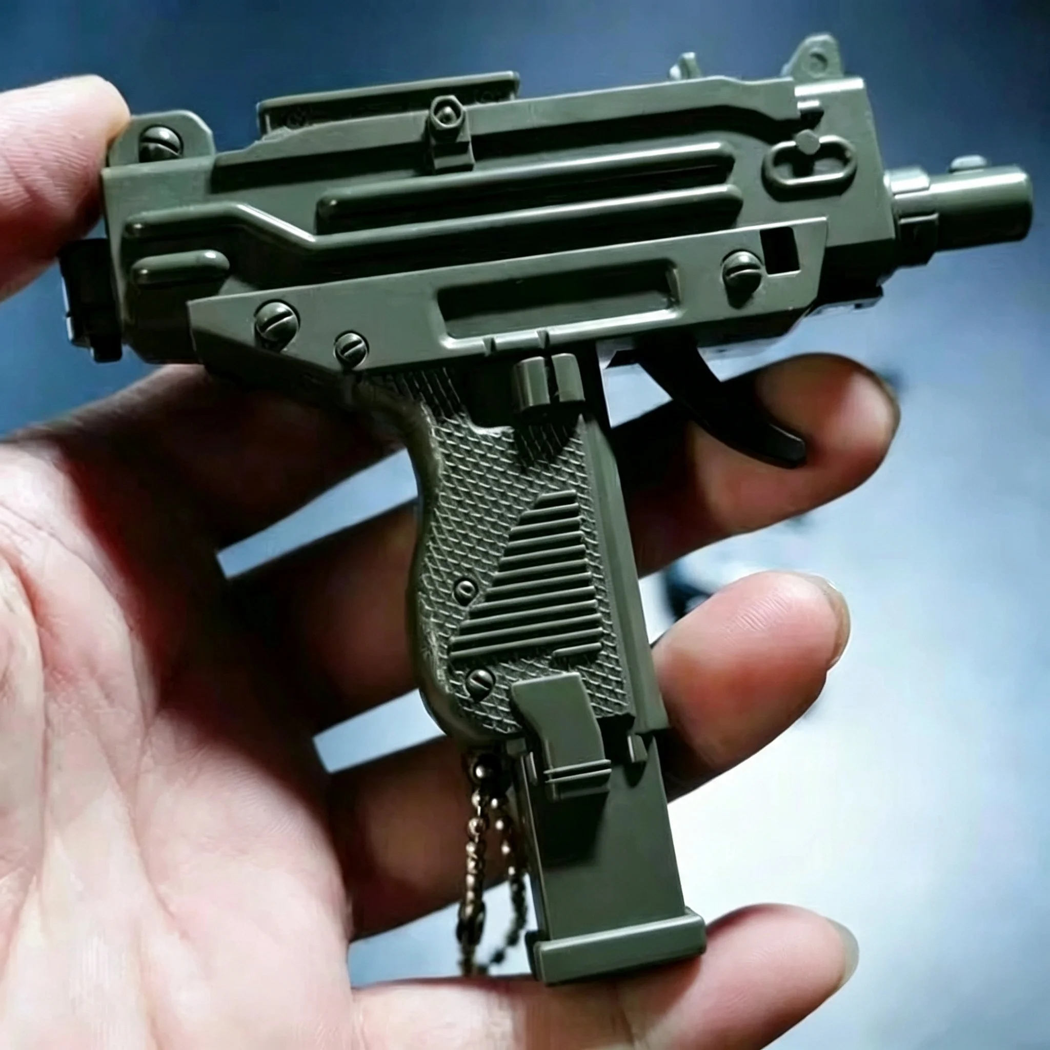 Mini Submachine Model Keychain Gun Key Chain Pendant Tiny Pistol for Bag Car Key Holders Gift Kids Men Collection