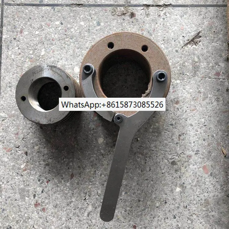 

Excavator maintenance, oil seal replacement, hydraulic cylinder disassembly, two grabbing special cylinder barrel piston wrench