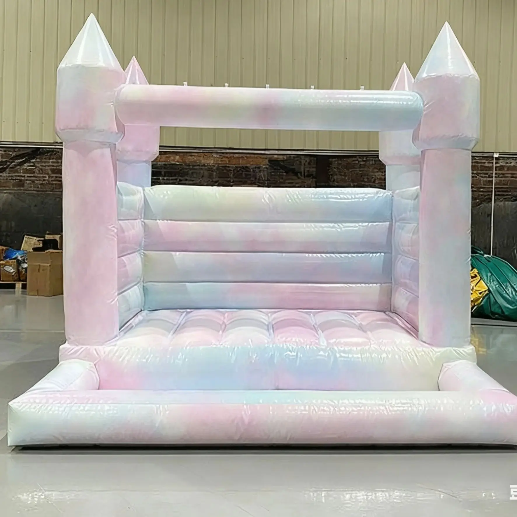 منزل ترتد قابل للنفخ باللون الوردي في الهواء الطلق مع حفرة كروية من مادة PVC لحفلات أعياد ميلاد الأطفال وحفلات الزفاف