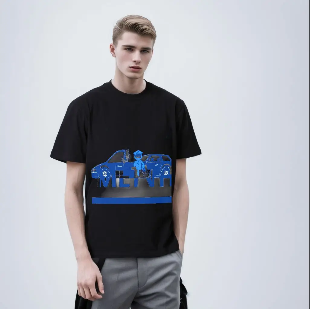 تي شيرت GILDAN أبيض بتصميم جرافيك أزرق - تي شيرت بأكمام قصيرة ورقبة دائرية على شكل سيارة كرتونية وشخصية كرتونية، يتميز بنص 'METHA' وهيوريزو #5
