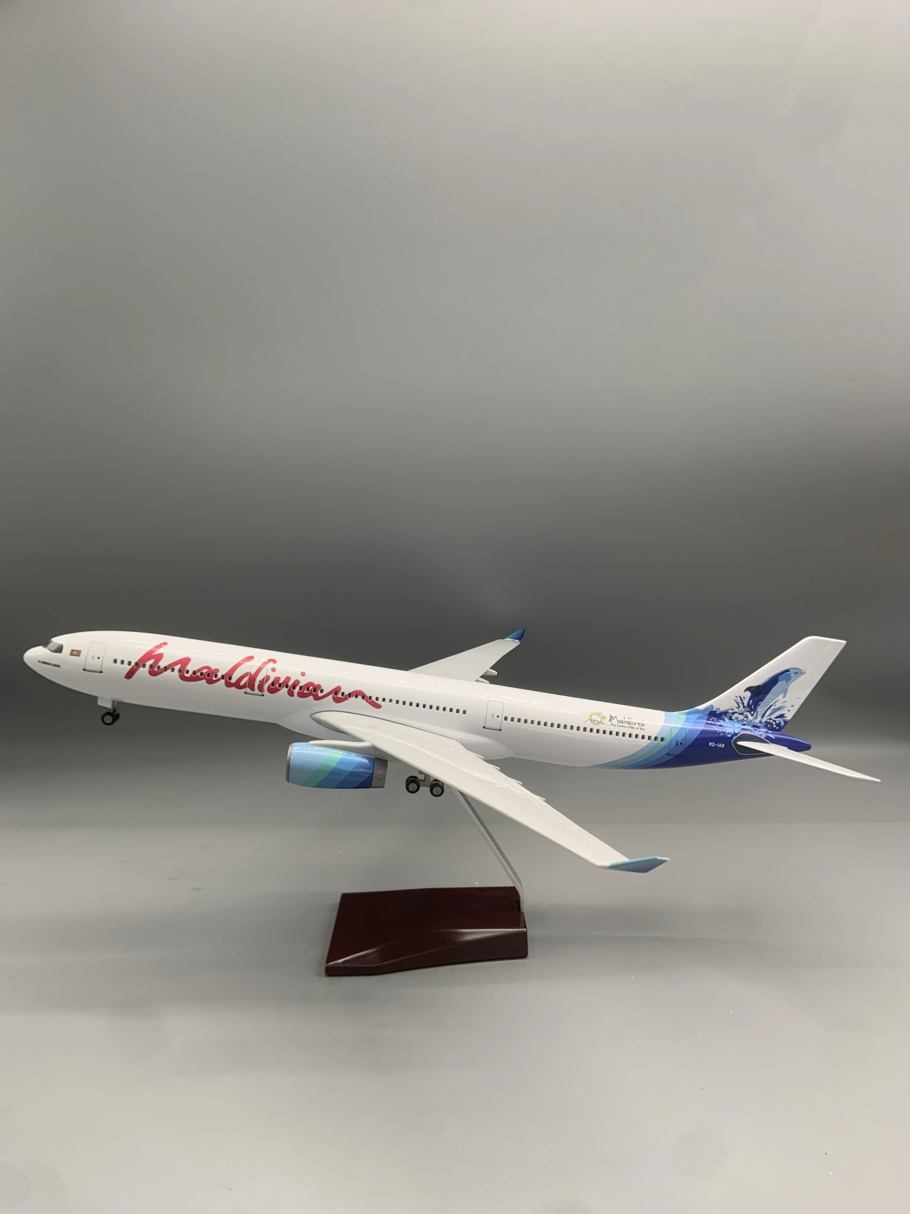 A330 Plane Model Maldives Airlines Resin 47cm Airplane Models With Landing Gear Wheels Light(Touch Or Sound Control) Collected