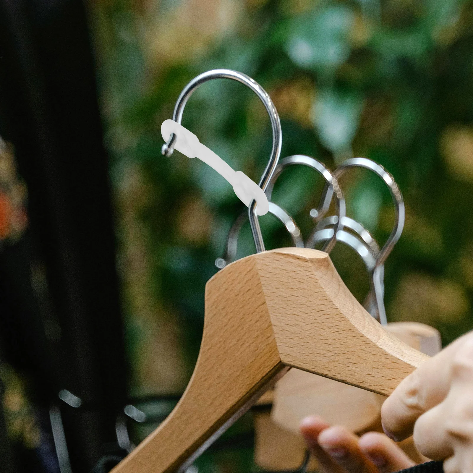 

100Pcs Silicone Windproof Buckles Non-Slip Hanger Grips for Secure Clothing Drying on Rods Lines Balcony Garden