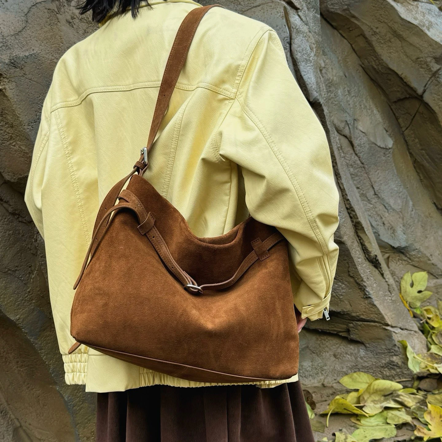 

Frosted cowhide 33cm shoulder bag 2025 autumn and winter new design vintage suede large capacity commuting women's hand tote bag