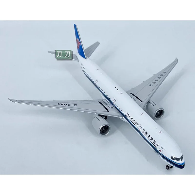 Diecast Scale 1/400 China Southern Airlines B777-300ER Aircraft B-2049 Alloy Model Collection Decoration Random coding