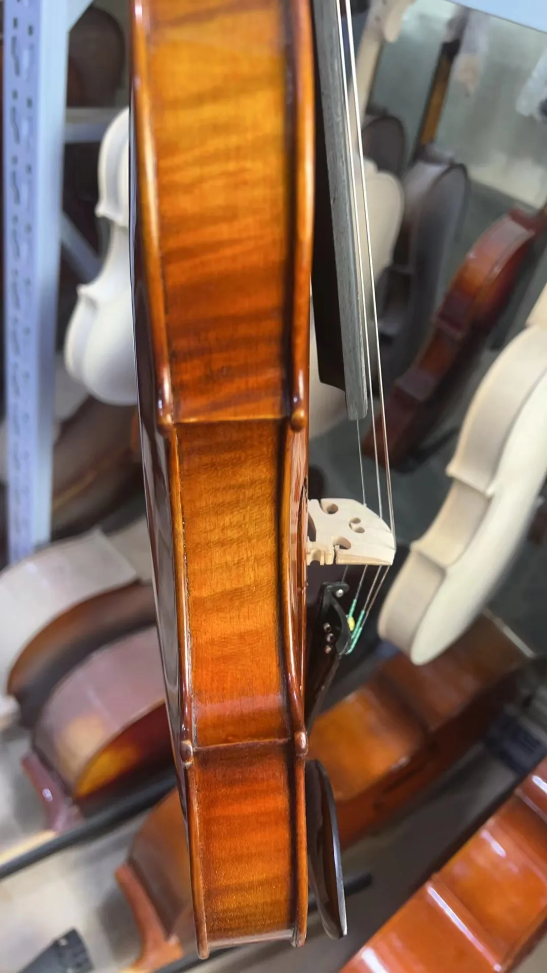 4/4 carved pattern Machini violin in stock, good sound quality, high evaluation.