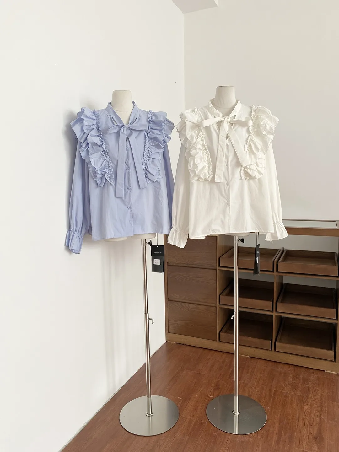 

Весна 2026: Женская блузка в нежном стиле с длинным рукавом, цветочным кружевом по низу, в стиле ретро, из полиэстера, приталенная, для повседневной носки