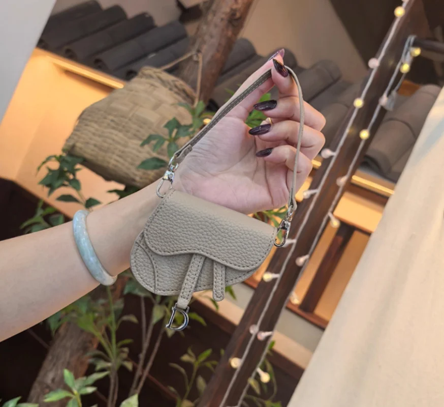 BJD 인형 가방은 1/3, 1/4, 1/6, 1/8 사이즈에 적합하며, 새들백, 펜던트, 창의적인 이어폰 케이스, 수납 가방 및 인형 액세서리로 활용 가능합니다.