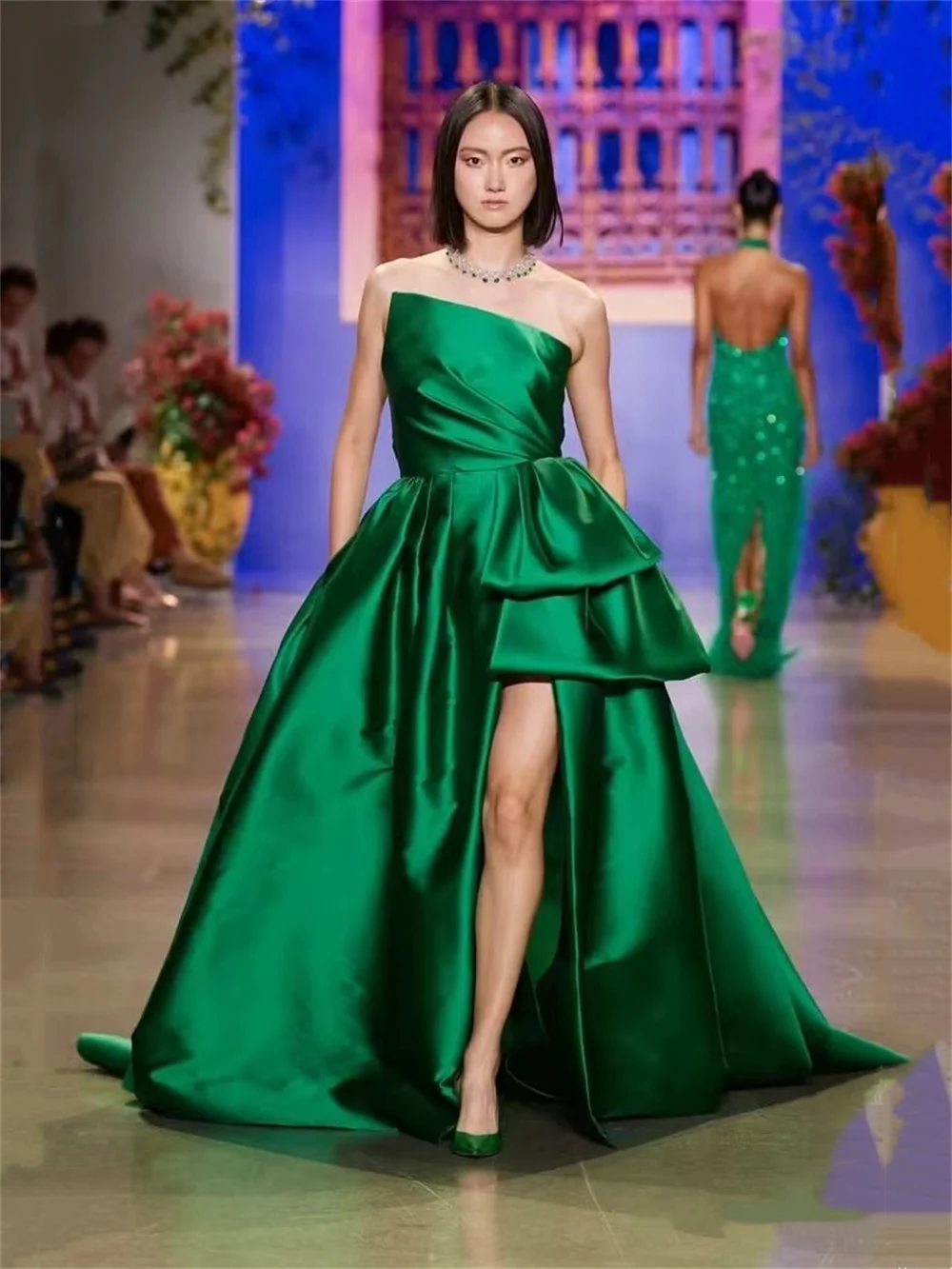 Vestidos de baile plissados de cetim com decote irregular, vestido alto, vestido sem mangas, comprimento do chão, verde, ocasião formal