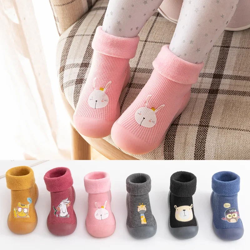 Chaussures et chaussettes pour tout-petits, chaussures d'intérieur épaisses et chaudes en velours pour bébés, chaussures montantes pour garçons et filles, l'offre elles souples