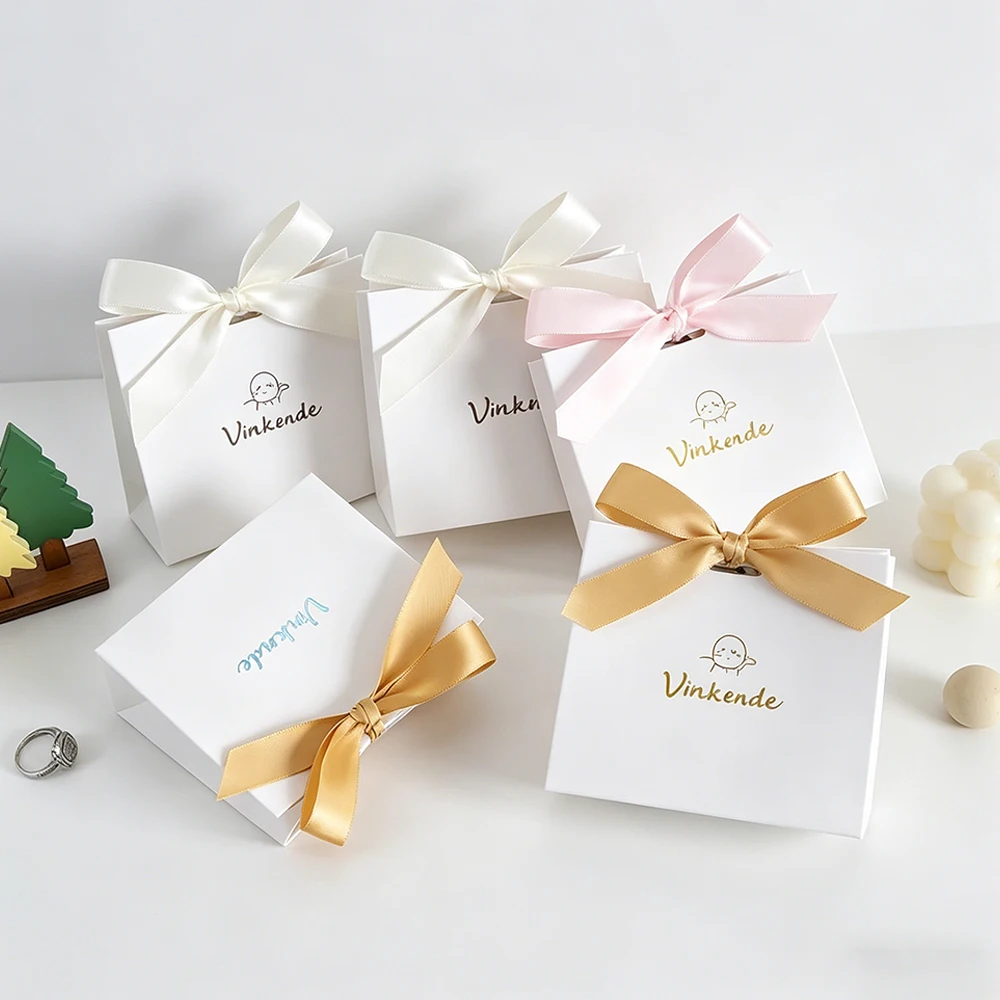

Custom Logo 11.5x10x4.5cm White Gift Bags Boxes Mini Favor Jewelry Earrings Rings Bag with Bow Ribbon for Wedding Baby Shower
