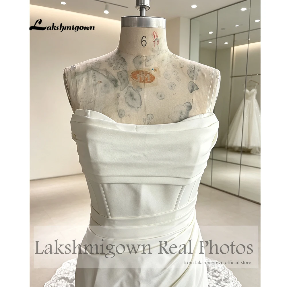 Lakshmigown Trägerloses Satin-Meerjungfrauen-Hochzeitskleid mit Plissiertem Korsett-Mieder, Knöpfen am Rücken, Spitzenrand und Kathedralenschleppe – Detail 8