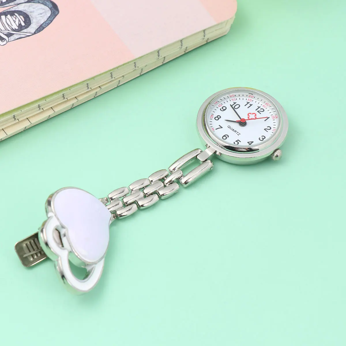 ساعة على شكل قلب بيضاء معلقة مصغرة لعشاق الموضة تصميم قلب إبداعي وظيفة عرض واضحة