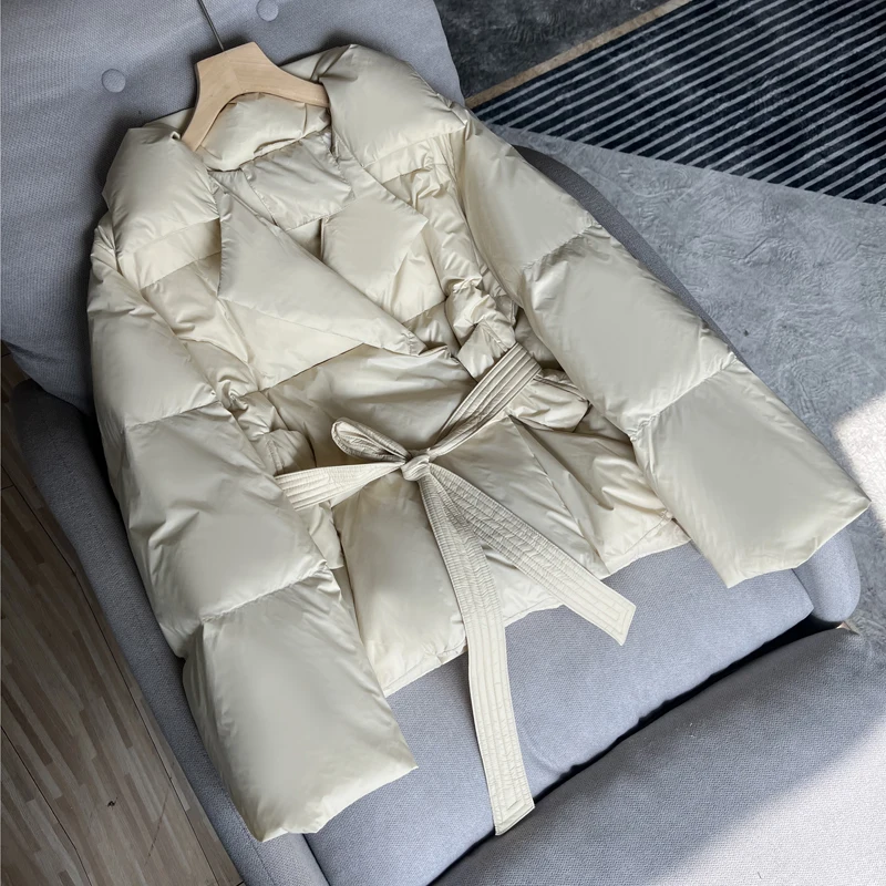 Janveny-abrigo acolchado corto de invierno para mujer, Parkas gruesas de plumas esponjosas con cinturón, chaqueta de plumón de pato para mujer, prendas de vestir de gran tamaño 2025