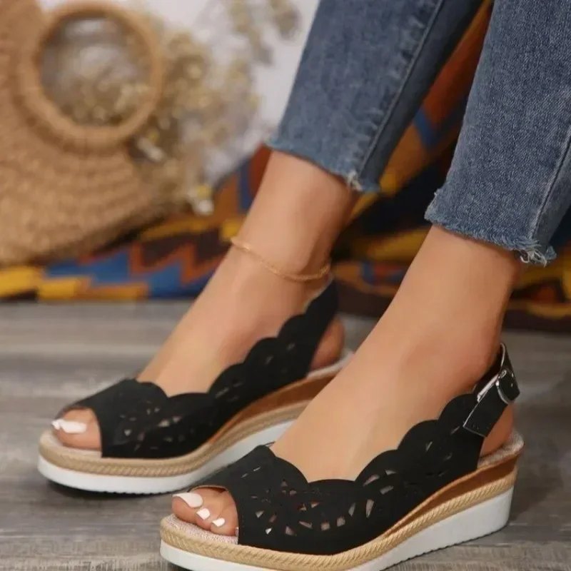 Zapatos huecos de verano para mujer, sandalias romanas de boca de pez, sólidas, para exteriores, informales, con tacón de cuña y hebilla, talla grande