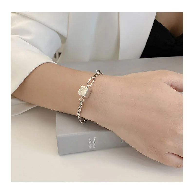 

Популярный квадратный браслет в ретро-стиле, высококачественный, модный, простой, универсальный, украшение для рук.