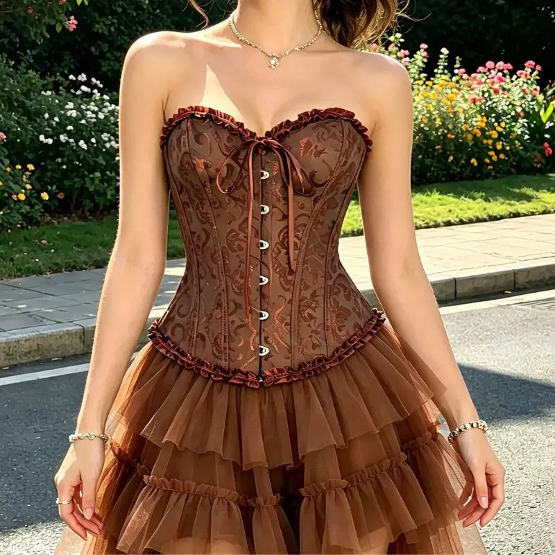 Vestido bustier estilo corte con encaje moldeador y fruncido en color marrón oscuro. Corsé ajustado.
