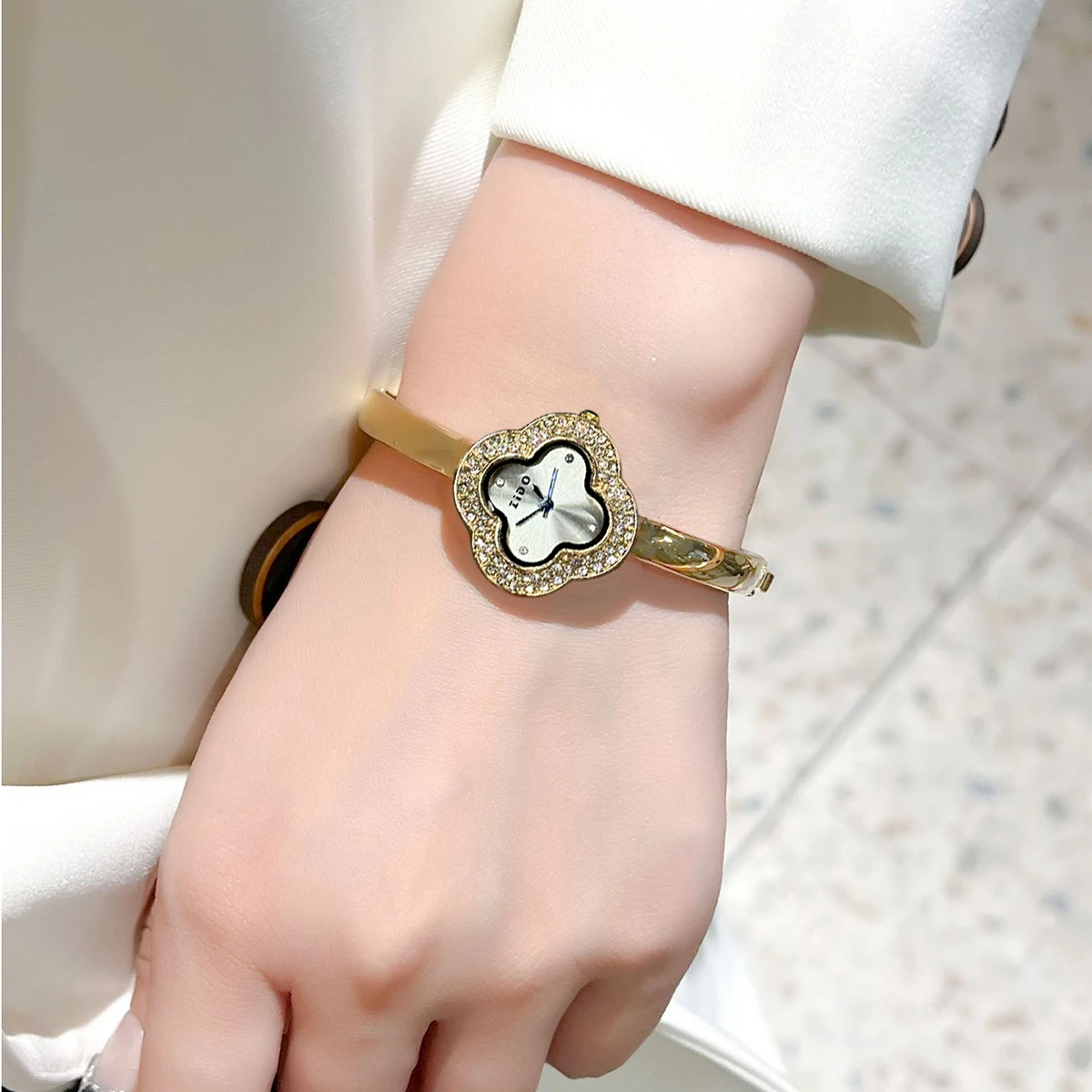 ساعة تناظرية كوارتز كلاسيكية بيضاوية أنيقة للنساء، صندوق حزام ساعة عصري متضمن، هدية مثالية، إكسسوار مجوهرات أنيق