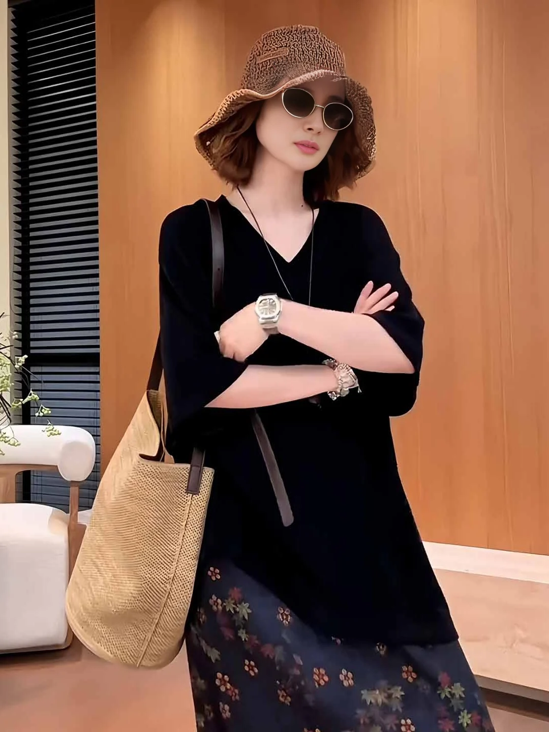 plus Size Women's Loose V-Neck Short Sleeve T-Shirt Black Mid-Length Cover Butt Slimming Top Comfortable Bigger Size Ladies' Tee