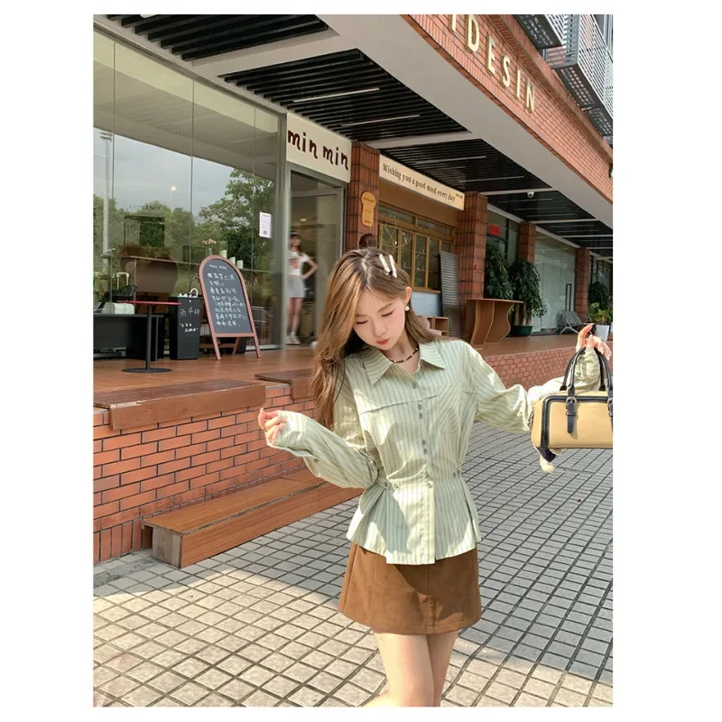 [أزرار متعددة الصدر واحدة] قميص صغير لأوائل الخريف 2025 بمزاج جديد تصميم نسائي مخطط جديد بأكمام طويلة