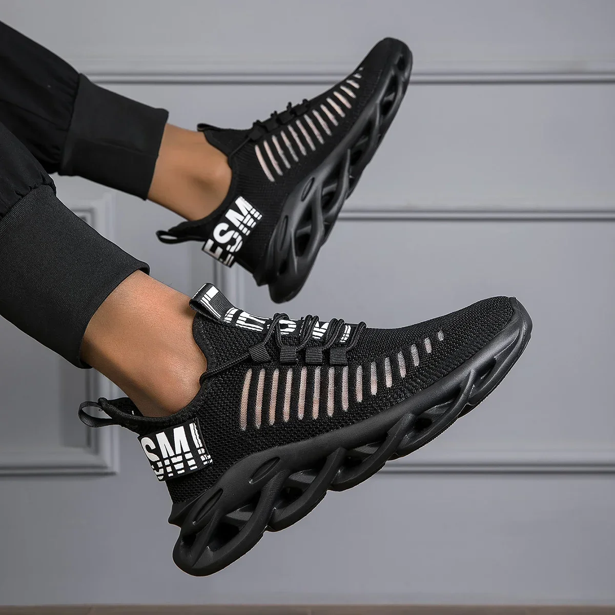 Nieuwe Heren Zwarte Sneakers Zomer Lichtgewicht Heren Schoenen Comfortabele Mesh Ademende Schoenen Voor Heren Outdoor Platform Hardloopschoenen