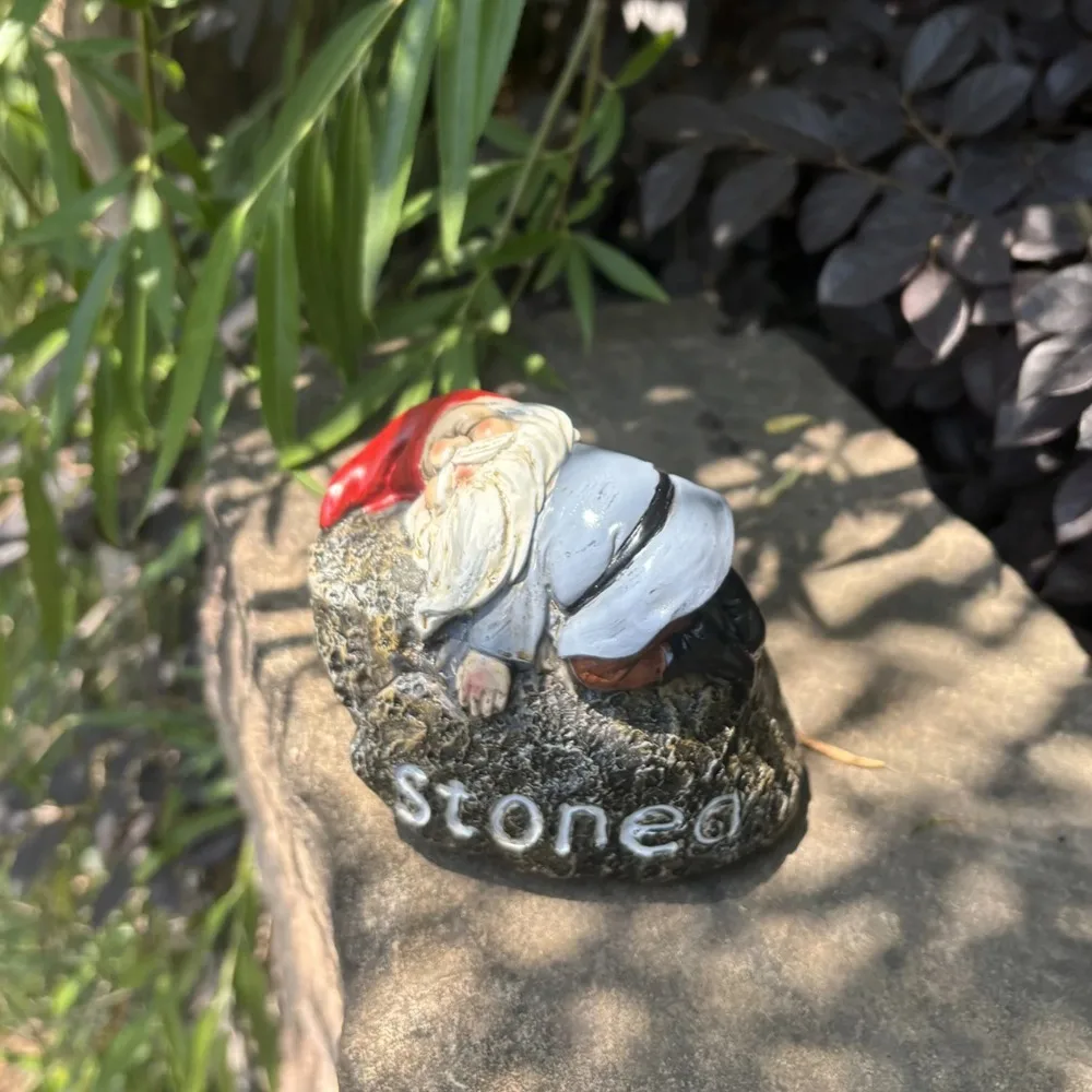

Christmas Outdoor Dwarf Statue Sleeping Old Man with "Stone" Inscription, Durable Resin Garden Decoration Suitable for Courtyard